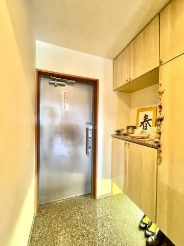 アルファステイツ知寄Ⅱの玄関|玄関収納も充実しています。
売主様お住まいですが、内覧可能です。お気軽にお問い合わせください。