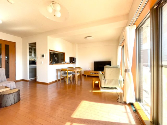 アルファステイツ知寄Ⅱの居間・リビング|ワイドバルコニーで光が差し込むお部屋です。室内は綺麗に使用されています。