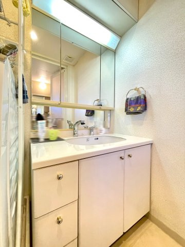 アルファステイツ知寄Ⅱの独立洗面台|三面鏡の裏にも収納スペースがあります。消耗品や化粧品等をスッキリと収納できます。