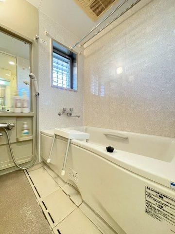 アルファステイツ知寄Ⅱの浴室|浴室は１４×１６のゆったりサイズ。換気に便利な小窓が付いています。