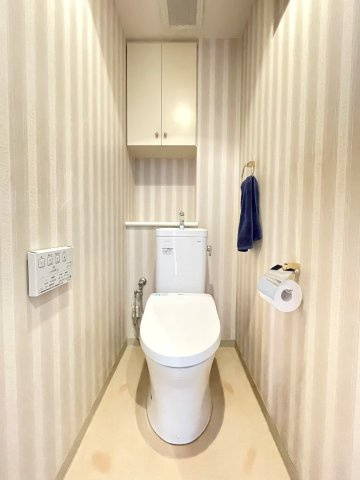 アルファステイツ知寄Ⅱのトイレ|温水洗浄便座付トイレです。背面には芳香剤等を置くスペースもあります。