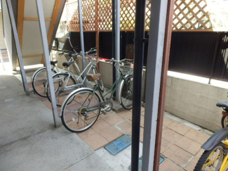 【その他共用部分】 | 屋根付きの、駐輪スペース。