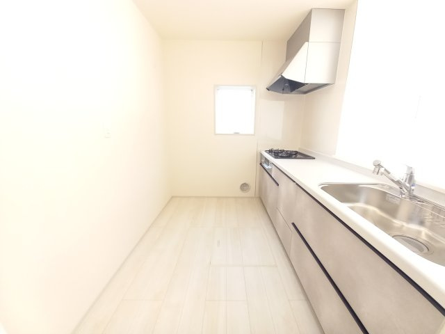 水戸市河和田町　4期のキッチン|キッチン後ろのスペースに余裕があるので、お気に入りの食器棚を配置していただけます（同施工物件）