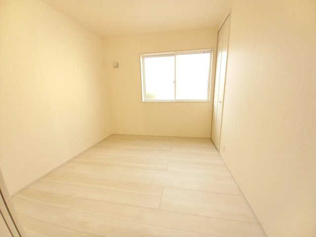 水戸市河和田町　4期の洋室|リビング隣の洋室は、来客用やお子様との遊ぶスペースにぴったりです（同施工物件）