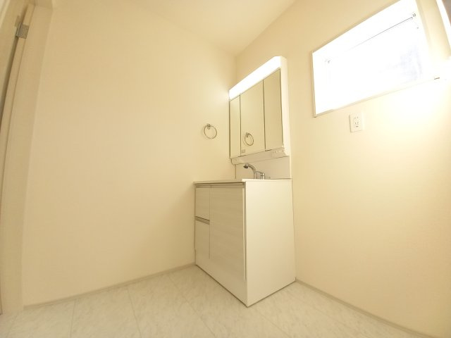 水戸市河和田町　4期の独立洗面台|広々脱衣スペース！毎朝おしゃれに忙しい女性の方にうれしいポイントです！（同施工物件）