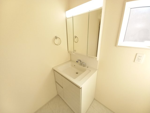 水戸市河和田町　4期の独立洗面台|ゆったりとした洗面スペース！一日を始める朝も素顔に戻る夜も気持ちのいい洗面室から～！（同施工物件）