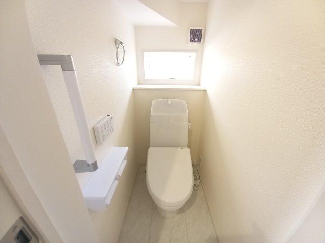 水戸市河和田町　4期のトイレ|窓がついており、いつでも快適な空間に！ゆっくりとお一人時間をお過ごしください（同施工物件）