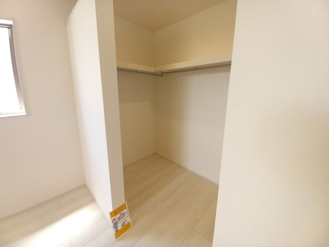 水戸市河和田町　4期の収納|ウォークインクローゼットには衣類だけでなく、趣味のグッズもたっぷり収納できます（同施工物件）