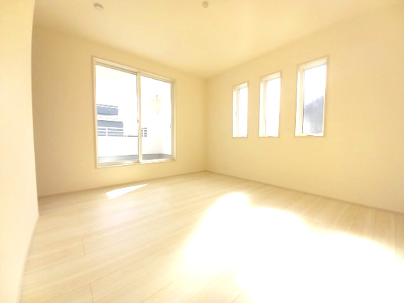 水戸市河和田町　4期の洋室|バルコニーに面したお部屋は照明を点ける時間が少なくて済むので省エネに繋がります。（同施工物件）