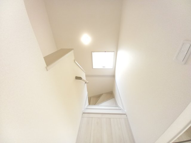 水戸市河和田町　4期の内装|窓付きの階段は明るく、手すり付きで小さなお子様でも安心です（同施工物件）