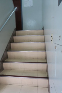 【その他共用部分】 | 1階エレベーターまで数段の階段があります