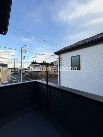 【バルコニー】 | バルコニーからの眺めは穏やかな環境が広がり開放的です。毎日のお洗濯時にも、ほっと一息できる時間になりそうですね。