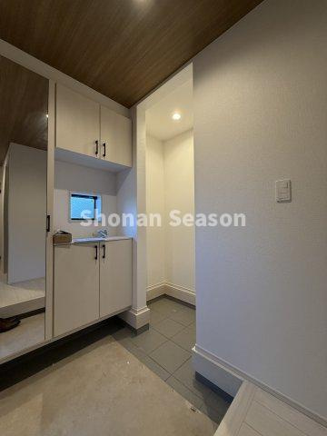 【玄関】 | お出かけ前の身だしなみチェックバッチリ！
ミラー付きシューズBOXをご用意しました♪