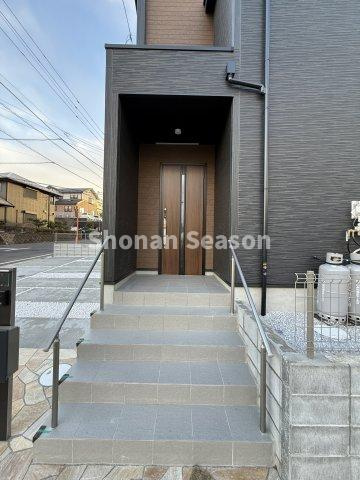 【玄関】 | 陽当り・風通りの良さはもちろん、プライバシーが守れる（北・東）角住居◎
40坪超え！ゆとりある敷地内には、並列３台駐車が可能です♪