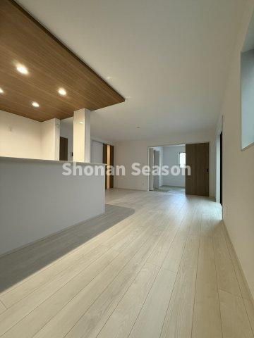 【居間・リビング】 | お子様がのびのび走り回れる広々リビング◎
和室の間仕切りを開放すれば、一体利用が可能です♪