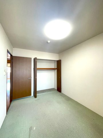 アルファステイツ桟橋通りⅡの洋室|西側洋室は約５．６帖で主寝室にもピッタリな広さです。