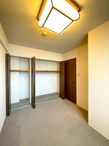 アルファステイツ桟橋通りⅡの洋室|東側洋室は約５帖です。大容量のクローゼットが備え付けられています。