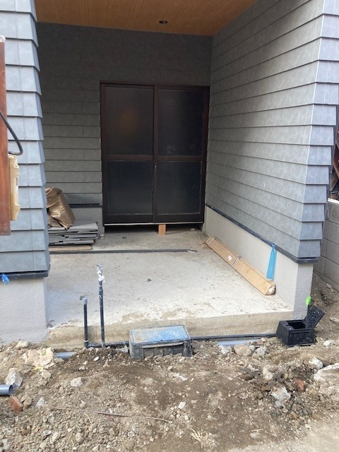 荒川区東尾久３丁目・南西角新築1棟のキッチン|うれしい対面キッチンからリビングが見渡せます。勾配天井が解放感を生み出します。