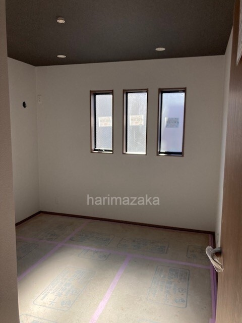 荒川区東尾久３丁目・南西角新築1棟の居間・リビング|南西角のリビングダイニングは窓の大きく、外の景色も楽しめます。