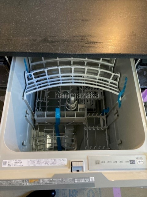 荒川区東尾久３丁目・南西角新築1棟のキッチン|家事導線を考慮して、キッチンスペースから洗面脱衣→お風呂へつながる間取り。家族には嬉しいラクラク生活が送れます♪