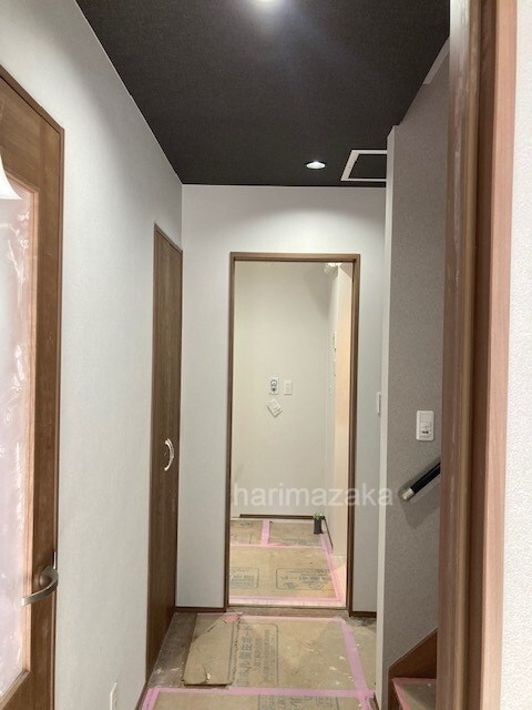 荒川区東尾久３丁目・南西角新築1棟の設備|カースペース脇にはたっぷり物置収納。アウトドア用品やスポーツ道具などなんでも入れちゃいましょう。カギ付きなので安心です。