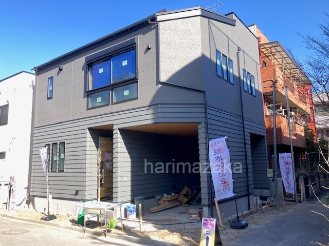 荒川区東尾久３丁目・南西角新築1棟の前面道路含む現地写真|南西角地の日当たりの良い耐震等級３の安心２階建。延床110㎡超のゆったり住戸です。
しかも断熱等級は最高等級の５を取得！給湯機はガスと電気のハイブリッドで経済的＄