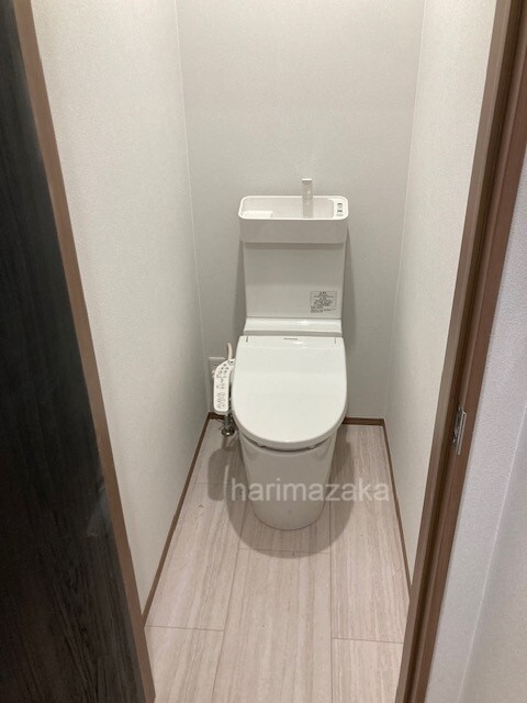 荒川区東尾久３丁目・南西角新築1棟の発電・温水設備|給湯機はガスと電気のハイブリッド給湯機「エコワン」を設置。貯湯が出来るので断水や災害時に備えられる安心給湯機です。