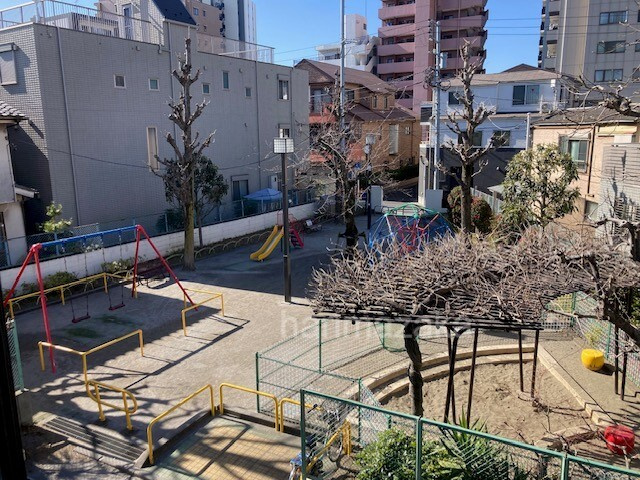 荒川区東尾久３丁目・南西角新築1棟の居間・リビング|リビングダイニングの窓からはしっかりと日の当たりを感じて生活が出来ます。天井が高いのもうれしい仕様です。