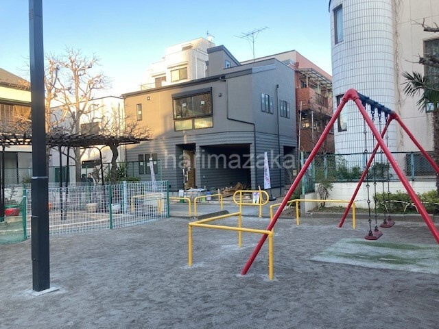 荒川区東尾久３丁目・南西角新築1棟の駐車場|玄関脇にカースペース。ビルトインガレージの為、愛車、自転車も雨に濡れずらいのでうれしい設計です。