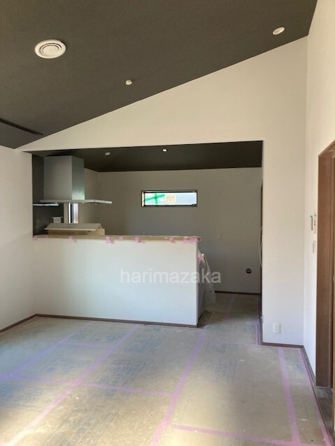 荒川区東尾久３丁目・南西角新築1棟の洋室|収納の建具を付けず広々スペースを確保。棚板とハンガーパイプがありますので、洋服などはたっぷり掛けられます。