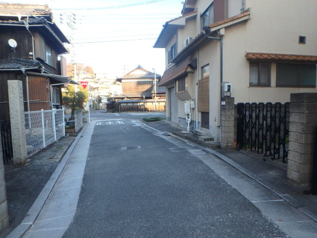 美観地区徒歩圏の中古住宅の前面道路含む現地写真