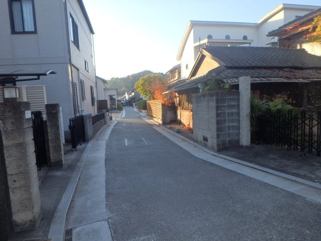 美観地区徒歩圏の中古住宅の前面道路含む現地写真