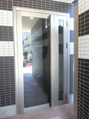 【エントランス】 | ブランノワール | 清潔なエントランスです