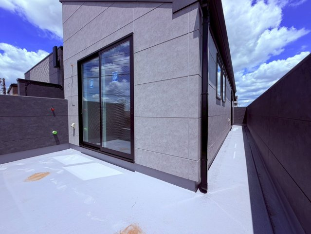 【バルコニー】 | 豊島区長崎２丁目　新築戸建て | 【建築中】風通し良好なバルコニーで、心地よいひとときを