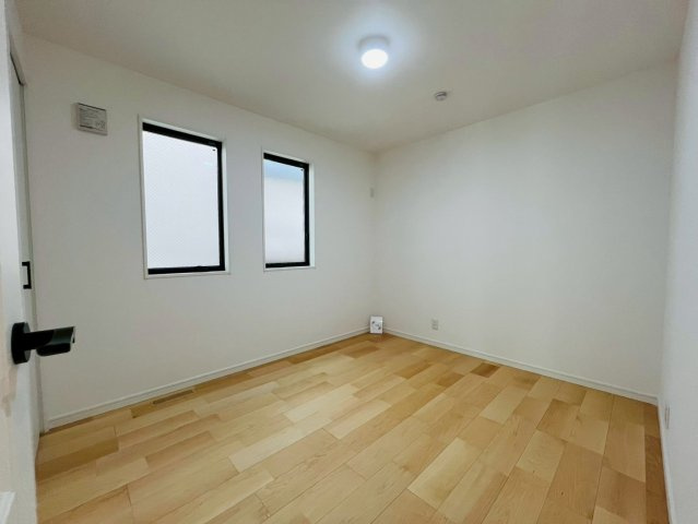 【洋室】 | 豊島区長崎２丁目　新築戸建て | 【施工例】大きな窓からあたたかな日差し差し込む洋室