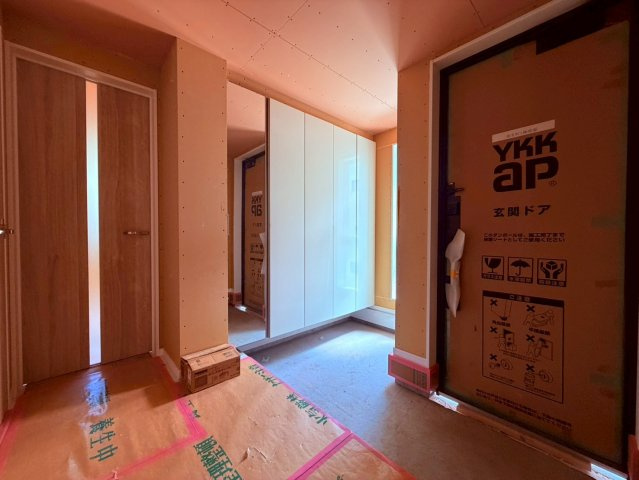 【玄関】 | 豊島区長崎２丁目　新築戸建て | 【建築中】落ち着いた雰囲気が魅力の、上質な玄関空間