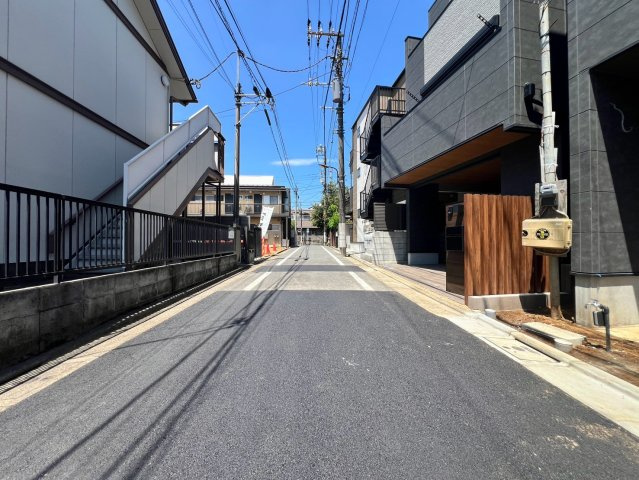 【前面道路含む現地写真】 | 豊島区長崎２丁目　新築戸建て | 見通しもよく落ち着いた住宅街でゆったり過ごせます