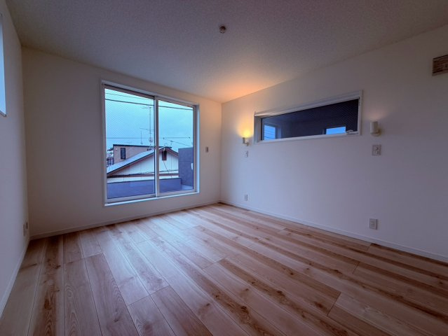 【洗面所】 | 豊島区長崎２丁目　新築戸建て | 【施工例】収納豊富な三面鏡洗面化粧台で身支度もスムーズに