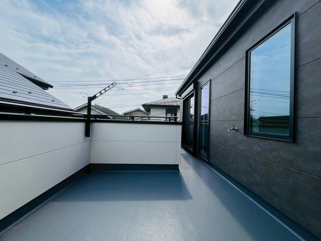 【バルコニー】 | 豊島区長崎２丁目　新築戸建て | 【施工例】あたたかな日差し差し込むバルコニーは開放感いっぱい