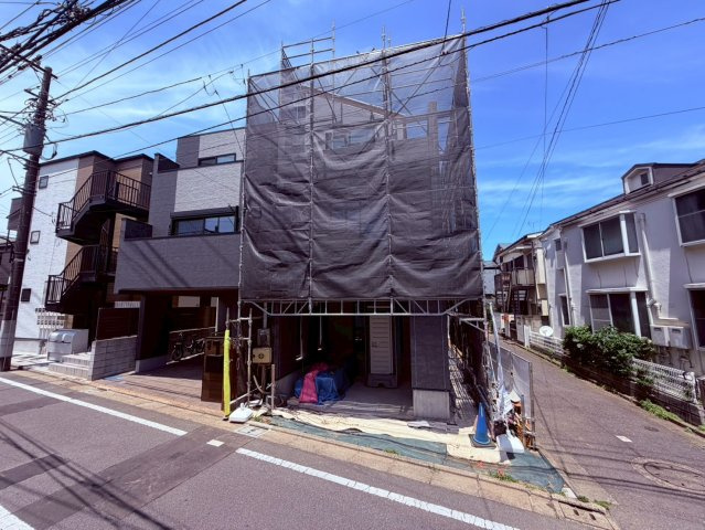 【外観】 | 豊島区長崎２丁目　新築戸建て | 【建築中】南東角地で陽当たりも良好で開放感いっぱい