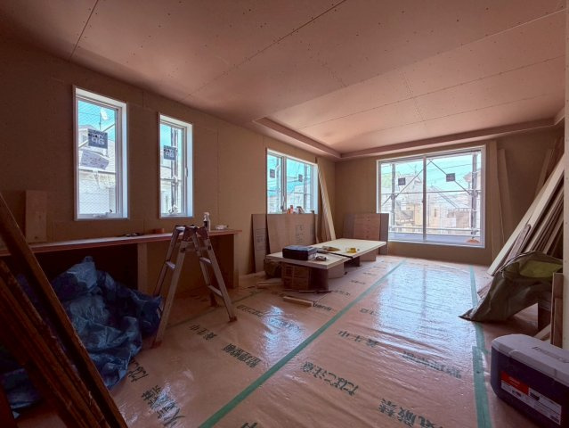 【居間・リビング】 | 豊島区長崎２丁目　新築戸建て | 【建築中】開放感あふれる広々LDK、家族が自然と集まる空間