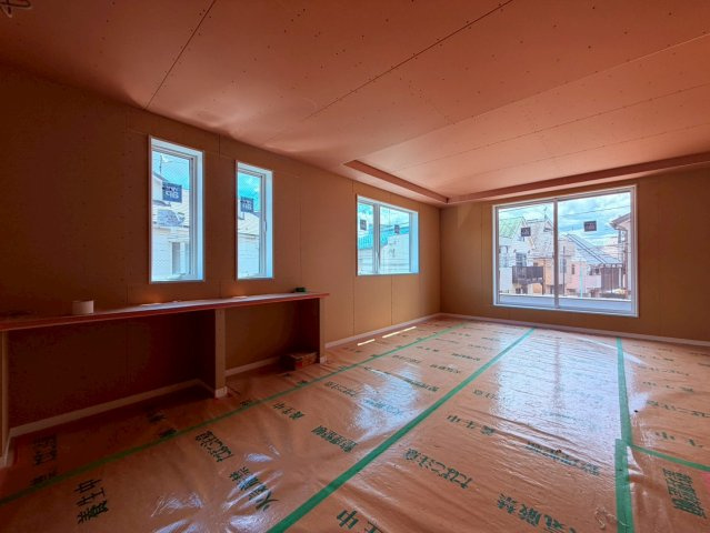 【居間・リビング】 | 豊島区長崎２丁目　新築戸建て | 【建築中】開放感あふれる広々LDK、家族が自然と集まる空間