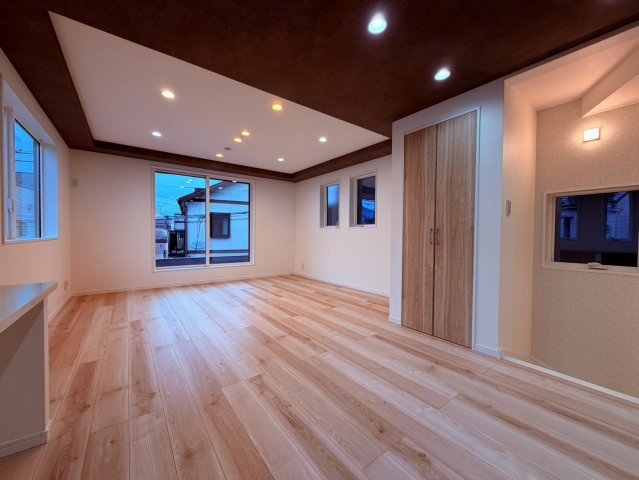 【居間・リビング】 | 豊島区長崎２丁目　新築戸建て | 【建築中】開放感あふれる広々LDK、家族が自然と集まる空間
