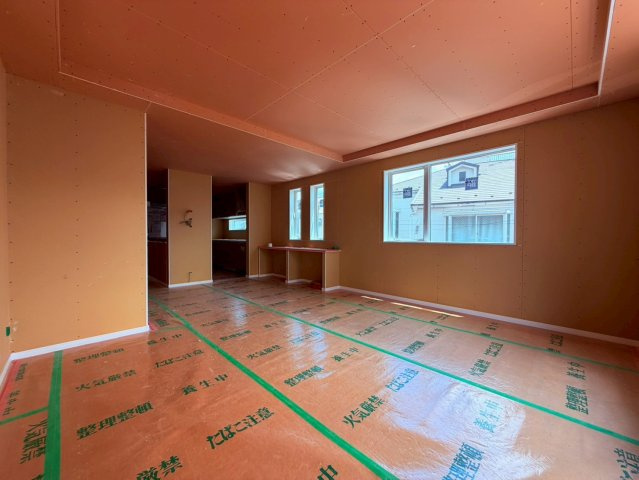 【居間・リビング】 | 豊島区長崎２丁目　新築戸建て | 【建築中】家族が自然と集う、明るく開放感あふれるLDK
