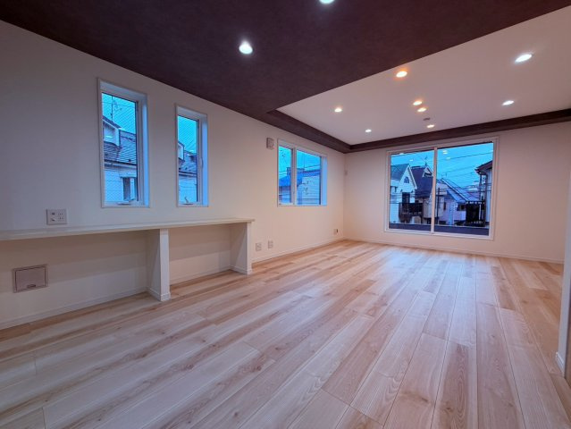 【居間・リビング】 | 豊島区長崎２丁目　新築戸建て | 【建築中】会話が弾む、開放的で居心地の良いLDK