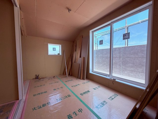 【洋室】 | 豊島区長崎２丁目　新築戸建て | 【建築中】明るい陽射しが差し込む、心地よい洋室です