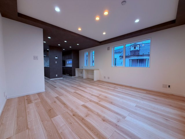 【居間・リビング】 | 豊島区長崎２丁目　新築戸建て | 【建築中】家族が自然と集う、明るく開放感あふれるLDK