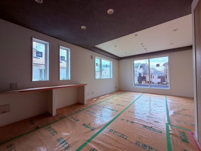 【居間・リビング】 | 豊島区長崎２丁目　新築戸建て | 【建築中】家族が自然と集う、明るく開放感あふれるLDK