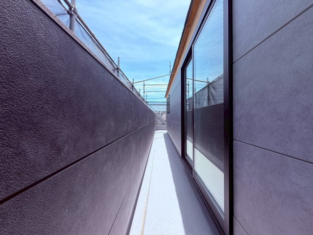 【バルコニー】 | 豊島区長崎２丁目　新築戸建て | 【建築中】風通し良好なバルコニーで、心地よいひとときを