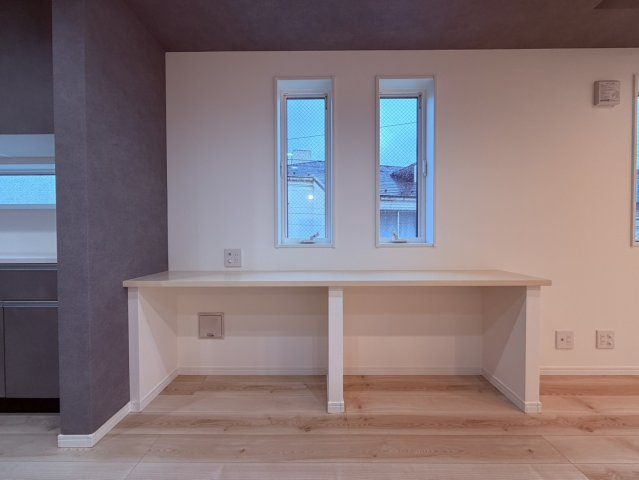 【キッチン】 | 豊島区長崎２丁目　新築戸建て | 収納力に優れたカップボードで、キッチンをすっきり快適に